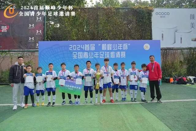 詹姆斯父子与里夫斯同赴高尔夫播客录制
