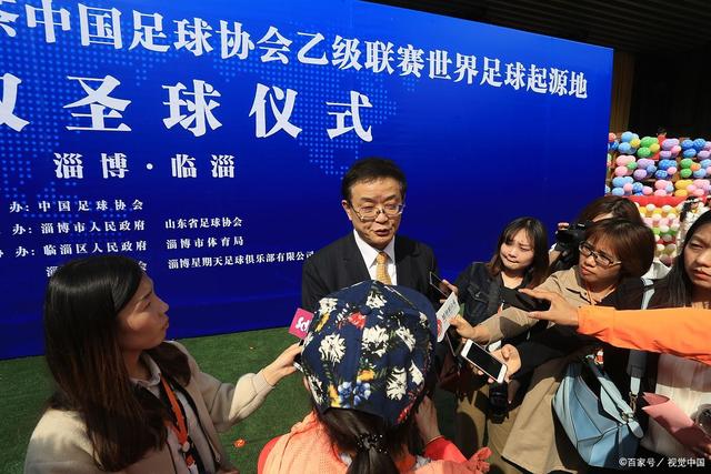 赛前大巴上的梅西与热闹的队友形成鲜明对比